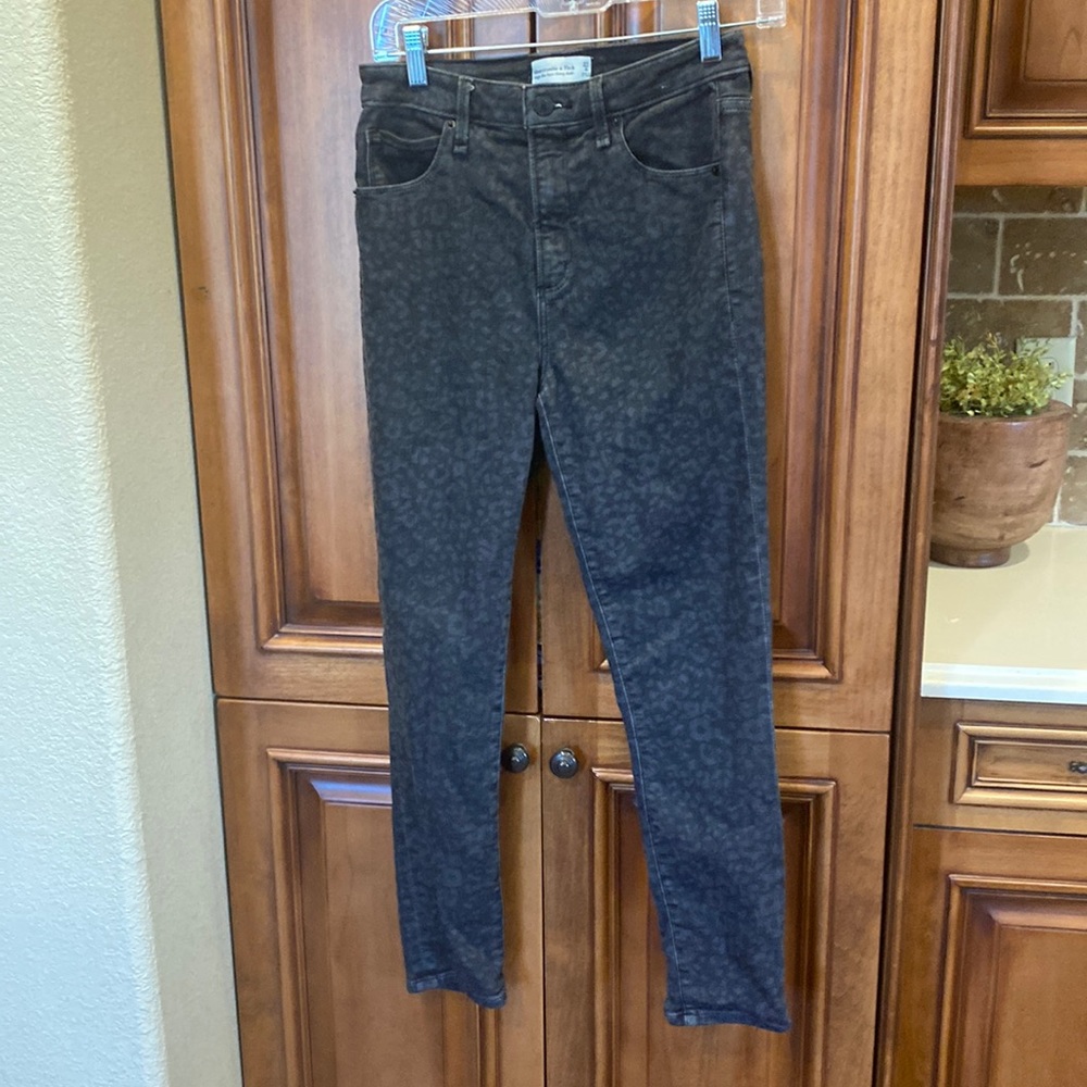 Abercrombie and finch high-rise, super skinny ankle jeans. 27/4